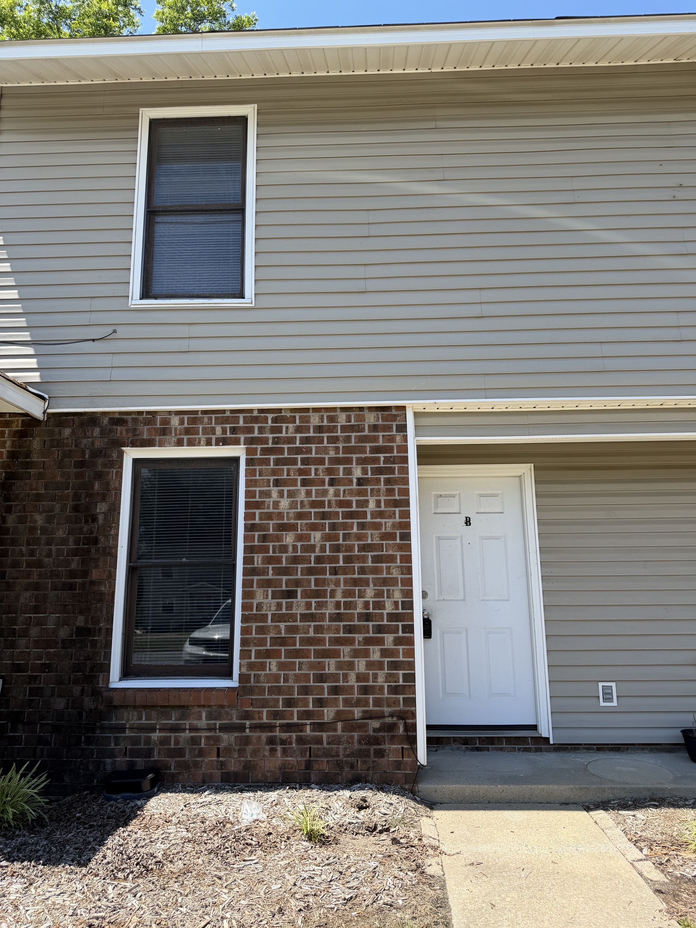 1010 B's Barbeque Road - B